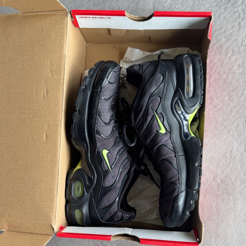 Nike Men's Black and Green Sneakers
